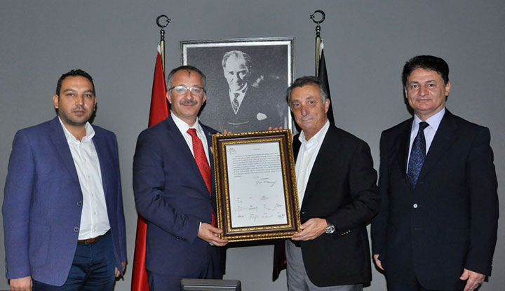 Ahmet Nur Çebi'ye anlamlı hediye