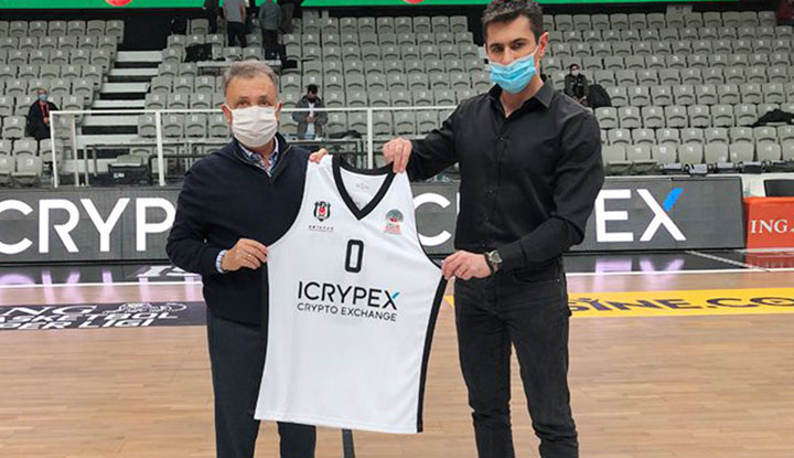 Ahmet Nur Çebi, Icrypex CEO’su Gökalp İçer’e forma hediye etti.