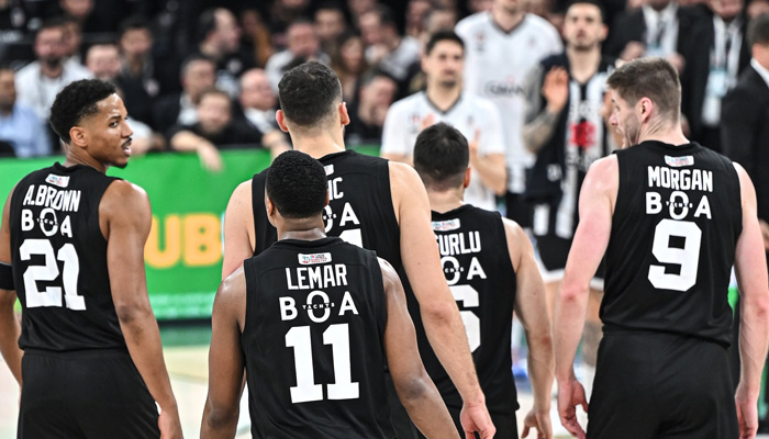Derbide oyun durdu, hakemler soyunma odasına gitti
