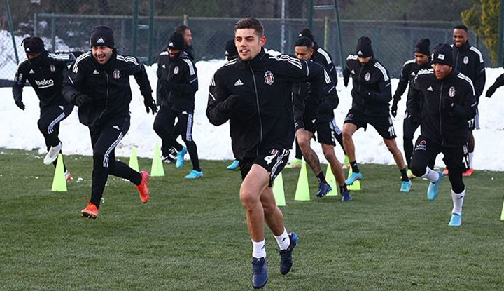 Beşiktaş'ın Galatasaray derbisi kamp kadrosu açıklandı