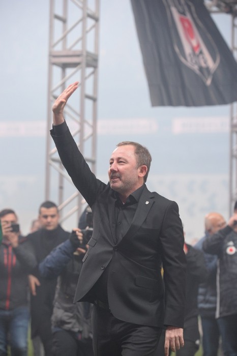 İşte Sergen Yalçın'ın imza töreninden müthiş görüntüler! Sergen Yalçın, Beşiktaş taraftarıyla buluştu!