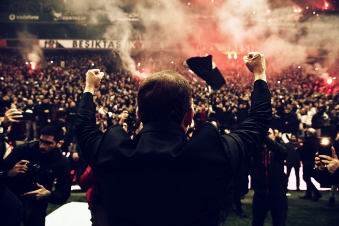 İşte Sergen Yalçın'ın imza töreninden müthiş görüntüler! Sergen Yalçın, Beşiktaş taraftarıyla buluştu!