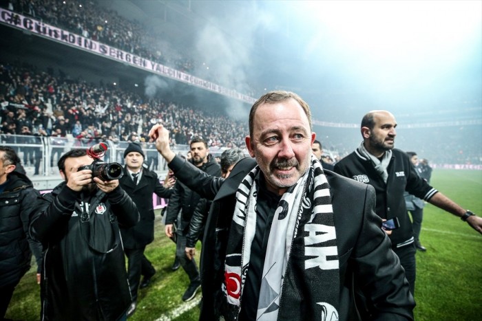 İşte Sergen Yalçın'ın imza töreninden müthiş görüntüler! Sergen Yalçın, Beşiktaş taraftarıyla buluştu!