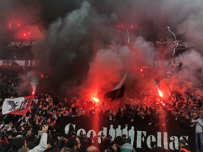İşte Sergen Yalçın'ın imza töreninden müthiş görüntüler! Sergen Yalçın, Beşiktaş taraftarıyla buluştu!
