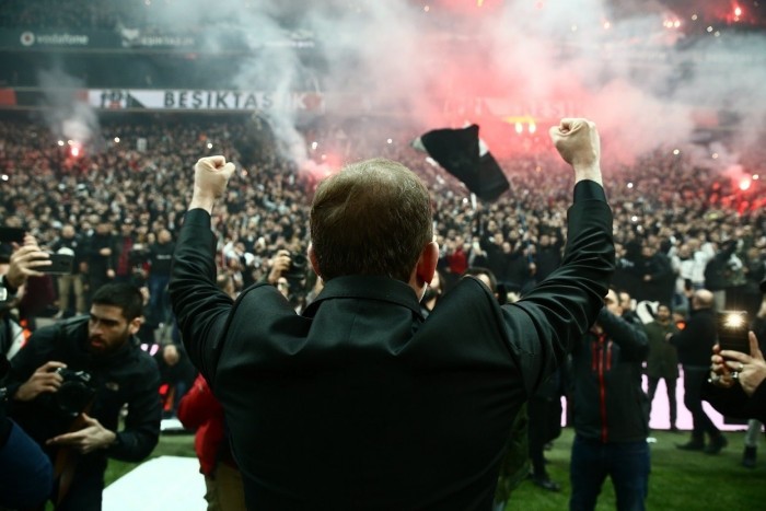 İşte Sergen Yalçın'ın imza töreninden müthiş görüntüler! Sergen Yalçın, Beşiktaş taraftarıyla buluştu!
