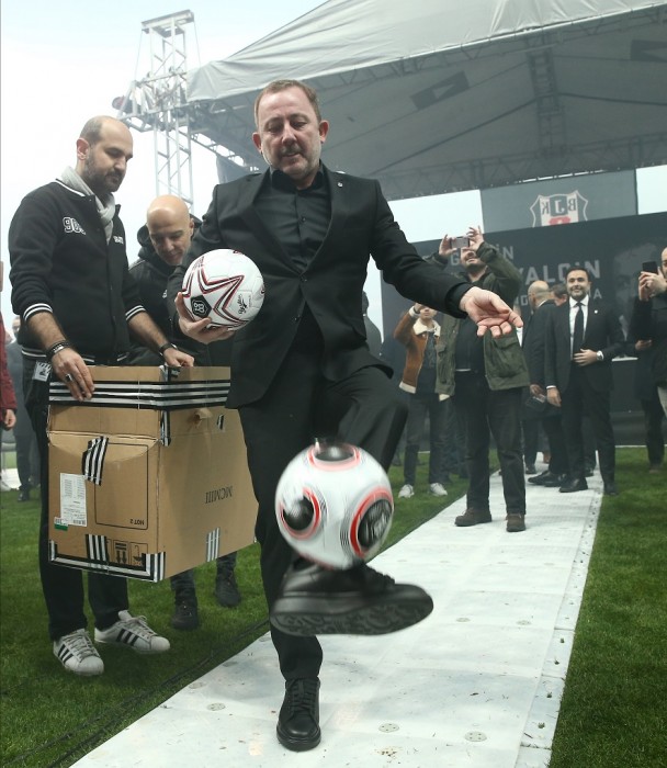 İşte Sergen Yalçın'ın imza töreninden müthiş görüntüler! Sergen Yalçın, Beşiktaş taraftarıyla buluştu!