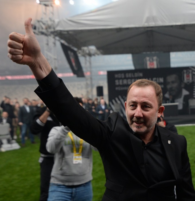 İşte Sergen Yalçın'ın imza töreninden müthiş görüntüler! Sergen Yalçın, Beşiktaş taraftarıyla buluştu!