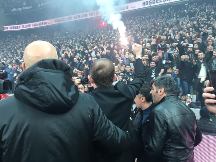 İşte Sergen Yalçın'ın imza töreninden müthiş görüntüler! Sergen Yalçın, Beşiktaş taraftarıyla buluştu!
