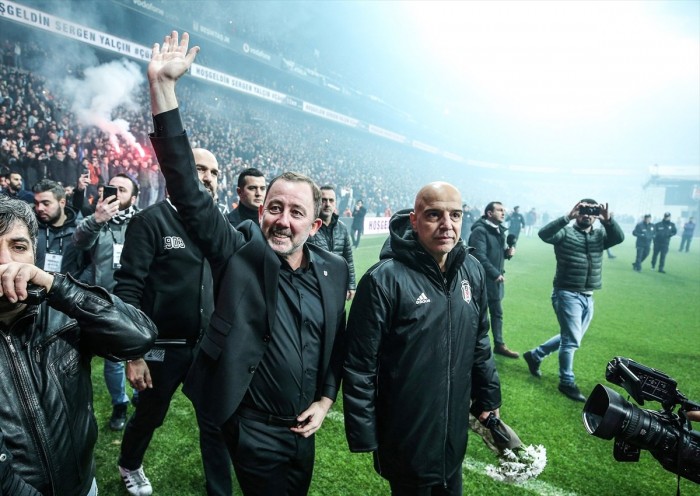 İşte Sergen Yalçın'ın imza töreninden müthiş görüntüler! Sergen Yalçın, Beşiktaş taraftarıyla buluştu!