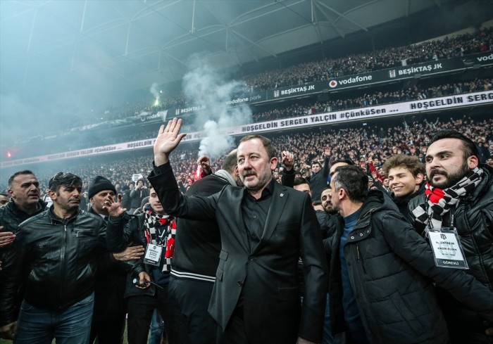 İşte Sergen Yalçın'ın imza töreninden müthiş görüntüler! Sergen Yalçın, Beşiktaş taraftarıyla buluştu!