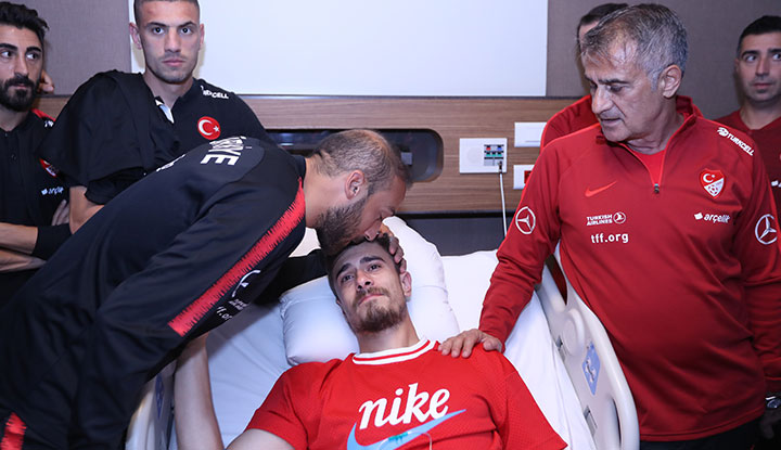 A Milli Takımımız, Dorukhan Toköz'ü ziyaret etti! Dorukhan, gözyaşlarını tutamadı! İşte o görüntüler...