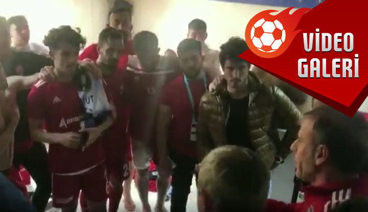 Abdullah Avcı, 24Erzincanspor soyunma odasında konuşma yaptı! İşte o görüntüler!